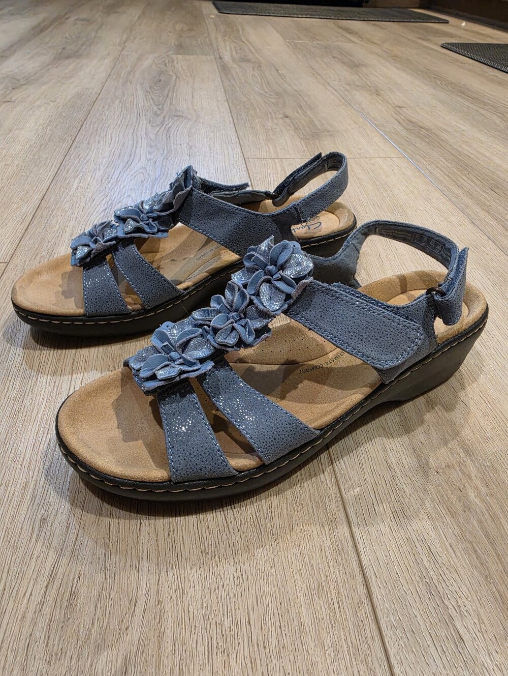 Clarks Collection Women’s Blue Floral Comfort Sandals Size 10